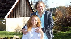 Manželé rádi posedí na zahradě na vlastnoručně vyrobené lavičce. Manželé rádi posedí na zahradě na vlastnoručně vyrobené lavičce.