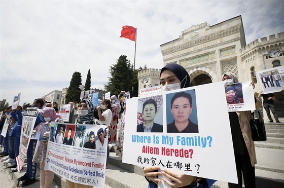 Ujgurové v tureckém Istanbulu protestují proti zacházení s leny této meniny v...