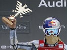 Ester Ledecká pózuje s trofejí pro vítzku super-G ve Val dIsere.