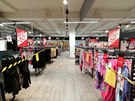<p>Od neděle 27. prosince vstoupilo Česko do protiepidemického stupně číslo pět! Tím se opět uzavírají obchodní centra. Uzavírají se části také v hypermarketech. Takto to vypadá v pražském hypermarketu Nový Smíchov palety a pásky informující zákazníky o d <p>Od neděle 27. prosince vstoupilo Česko do protiepidemického stupně číslo pět! Tím se opět uzavírají obchodní centra. Uzavírají se části také v hypermarketech. Takto to vypadá v pražském hypermarketu Nový Smíchov palety a pásky informující zákazníky o d