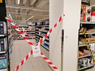 <p>Obchody v nákupních centrech jsou uzavřené a v hypermarketech je zakázaný prodej opáskován. S tímto omezením se budeme setkávat až do neděle 10. ledna 2021.</p> <p>Obchody v nákupních centrech jsou uzavřené a v hypermarketech je zakázaný prodej opáskován. S tímto omezením se budeme setkávat až do neděle 10. ledna 2021.</p>