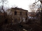<p>I takovéto objekty můžeme spatřit v Nuslích, tento je coby kamenem dohodil od divadla Fidlovačka. Před lety se do majitelem opuštěného objektu nastěhovaly podivuhodné osoby, které jej posléze zapálily. Úřady tak jako v případě majitelem likvidované pam <p>I takovéto objekty můžeme spatřit v Nuslích, tento je coby kamenem dohodil od divadla Fidlovačka. Před lety se do majitelem opuštěného objektu nastěhovaly podivuhodné osoby, které jej posléze zapálily. Úřady tak jako v případě majitelem likvidované pam