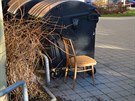 <p>Je libo židli či jiný kus nábytku či dokonce „vyhaslou“ lednici? A pokud se unavíte z vynášení odpadků do kontejneru, můžete se posadit… Aneb neukáznění a nenapravitelní jedinci… přičemž městská část Praha 18 Letňany pravidelně nechává přistavovat velk <p>Je libo židli či jiný kus nábytku či dokonce „vyhaslou“ lednici? A pokud se unavíte z vynášení odpadků do kontejneru, můžete se posadit… Aneb neukáznění a nenapravitelní jedinci… přičemž městská část Praha 18 Letňany pravidelně nechává přistavovat velk