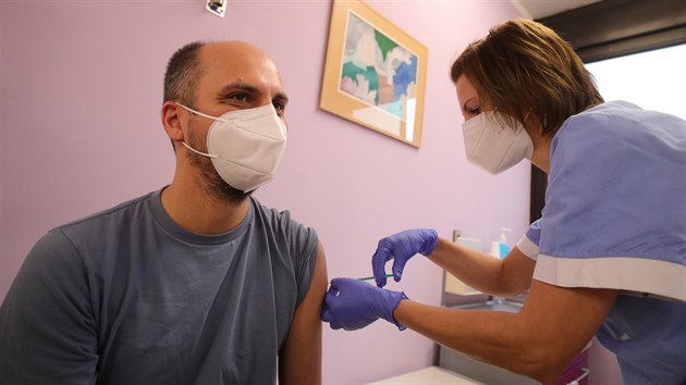 V Česku odstartovalo očkování proti nemoci covid-19. V první fázi jsou zdravotníci, jako je tomu například v pražské nemocnici Motol. (27. prosince 2020)