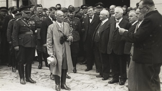 Prezident republiky a vrchní velitel čs. branné moci Edvard Beneš v doprovodu ministra národní obrany Františka Machníka a generality při závěrečných cvičeních v srpnu 1936