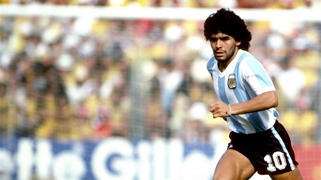 Slavn argentinsk fotbalista Diego Maradona opustil svt. Bylo mu 60 let.