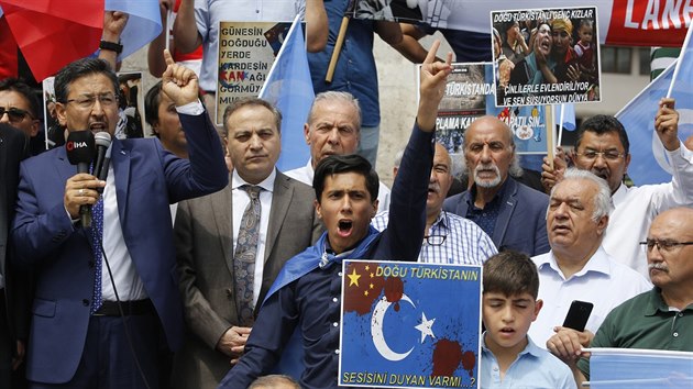 Ujgurov v Turecku protestuj proti zachzen s leny tto meniny v n. (5. ervence 2019)