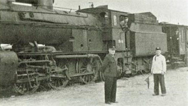 Parn lokomotiva ve stanici Podivn se zamstnanci. Tento snmek pochz z 50. let 20. stolet.