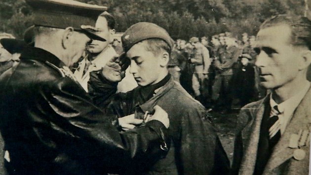 U v patncti letech dostal Jan Maria Hronek medaili Za chrabrost.