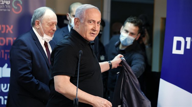Izraelsk premir Benjamin Netanjahu se nechal okovat vakcnou proti koronaviru. (19. prosince 2020)