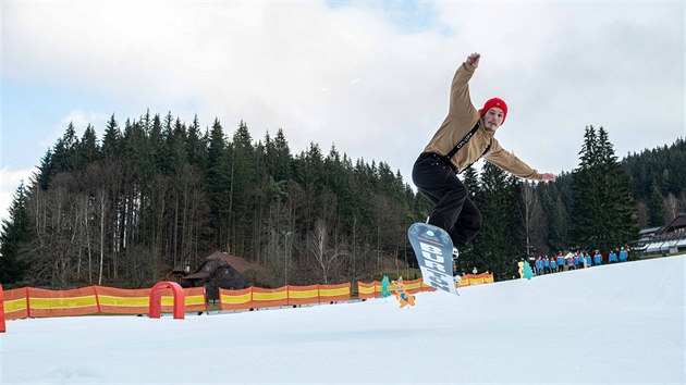 Prvn lyai a snowboardist vyuili oteven arel a o vkendu vyrazili na sjezdovku k hotelu Horal ve Velkch Karlovicch.