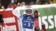 Michelle Gisinová slaví triumf ve slalomu v Semmeringu. Michelle Gisinová slaví triumf ve slalomu v Semmeringu.