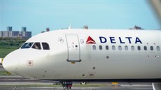 Letadlo společnosti Delta Airlines na letišti La Guardia nedaleko New Yorku Letadlo společnosti Delta Airlines na letišti La Guardia nedaleko New Yorku