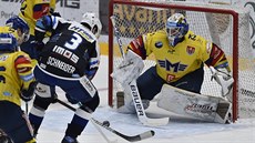 Českobudějovický brankář Jiří Patera zasahuje v utkání proti Kometě. Českobudějovický brankář Jiří Patera zasahuje v utkání proti Kometě.