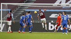 Tomáš Souček, záložník West Hamu, střílí hlavou gól v utkání proti Brightonu. Tomáš Souček, záložník West Hamu, střílí hlavou gól v utkání proti Brightonu.