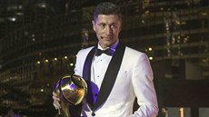 Robert Lewandowski s trofejí pro nejlepšího hráče roku Globe Soccer Awards Robert Lewandowski s trofejí pro nejlepšího hráče roku Globe Soccer Awards