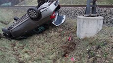 Řidička se ve snaze vyhnout se sudu strhla řízení mimo silnici a auto se... Řidička se ve snaze vyhnout se sudu strhla řízení mimo silnici a auto se...