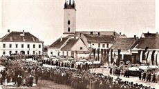 Na Štědrý den 1950 se na náměstí v Podivíně konal státní pohřeb obětí srážky... Na Štědrý den 1950 se na náměstí v Podivíně konal státní pohřeb obětí srážky...