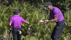 Tiger Woods a jeho syn Charlie na turnaji PNC Championship v Orlandu. Tiger Woods a jeho syn Charlie na turnaji PNC Championship v Orlandu.