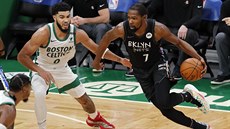 U míče Kevin Durant z Brooklynu, brání ho Jayson Tatum z Bostonu. U míče Kevin Durant z Brooklynu, brání ho Jayson Tatum z Bostonu.