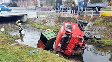 Nákladní vůz převážející kádě s kapry skončil v Bohuslavicích u Zlína v potoce. Nákladní vůz převážející kádě s kapry skončil v Bohuslavicích u Zlína v potoce.