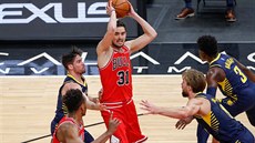Tomáš Satoranský z Chicaga se rozhlíží, komu by přihrál v zápase s Indianou. Tomáš Satoranský z Chicaga se rozhlíží, komu by přihrál v zápase s Indianou.
