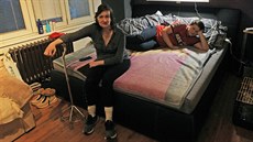 Erika Galová se synem Danielem na nové posteli od člověka, který ji chce pomoci... Erika Galová se synem Danielem na nové posteli od člověka, který ji chce pomoci...