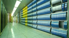 Sklad magnetických pásek uchovávajících elektronická data. Každá páska skrývá... Sklad magnetických pásek uchovávajících elektronická data. Každá páska skrývá...