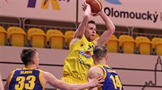 Radovan Kouřil z Olomoucka přihrává v zápase s Opavou nad hlavami Jakuba... Radovan Kouřil z Olomoucka přihrává v zápase s Opavou nad hlavami Jakuba...