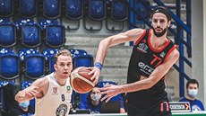 Vojtěch Hruban (vpravo) z Nymburka přihrává kolem Ondřeje Šišky z Děčína. Vojtěch Hruban (vpravo) z Nymburka přihrává kolem Ondřeje Šišky z Děčína.
