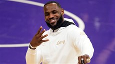 LeBron James se raduje ze svého čtvrtého prstenu pro vítěze NBA. LeBron James se raduje ze svého čtvrtého prstenu pro vítěze NBA.