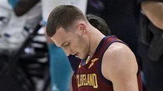 Dylan Windler z Clevelandu se dívá na svou zlomenou ruku. Dylan Windler z Clevelandu se dívá na svou zlomenou ruku.