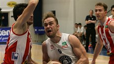 Ondřej Šiška (v bílém) z Děčína se dere k pardubickému koši přes Michala... Ondřej Šiška (v bílém) z Děčína se dere k pardubickému koši přes Michala...