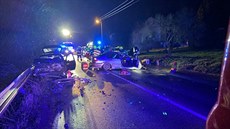 Dvě auta se čelně střetla v Broumovské ulici v Náchodě (22. 12. 2020). Dvě auta se čelně střetla v Broumovské ulici v Náchodě (22. 12. 2020).