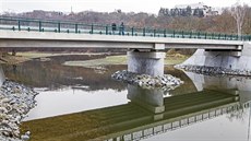Silniční most přes řeku Radbuzu mezi Liticemi a Valchou je po rozsáhlé... Silniční most přes řeku Radbuzu mezi Liticemi a Valchou je po rozsáhlé...