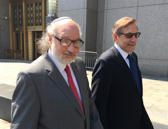 Bývalý pion Jonathan Pollard (vlevo) odchází spolu se svým advokátem od soudu....