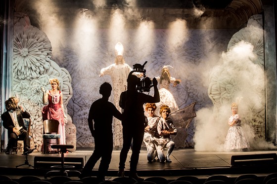 V prázdném divadle ABC hrají muzikál Elefantazie pro diváky televize Naivo v...