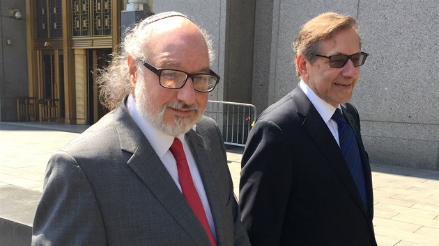 Bval pion Jonathan Pollard (vlevo) odchz spolu se svm advoktem od soudu. (22: evence 2016)