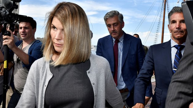 Hereka Lori Loughlinov a jej manel, mdn nvrh Mossimo Giannulli odchzej po vyslechnut rozsudku od soudu v Bostonu (27. srpna 2019).