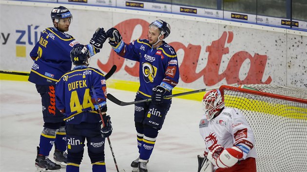 Zlnt hokejist (Antonn Honejsek v modrm vpravo) slav gl proti Tinci.