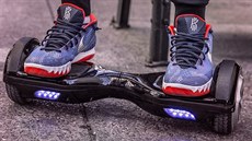 Hoverboardy jsou stále oblíbenější, při jejich nabíjení je však třeba být... Hoverboardy jsou stále oblíbenější, při jejich nabíjení je však třeba být...