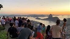 Lidé čekají na příchod nového roku v brazilském Riu de Janeiro. (31. prosince... Lidé čekají na příchod nového roku v brazilském Riu de Janeiro. (31. prosince...