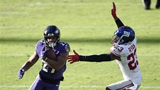 J. K. Dobbins (vlevo) z Baltimore Ravens útočí proti New York Giants, Logan... J. K. Dobbins (vlevo) z Baltimore Ravens útočí proti New York Giants, Logan...