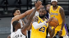 LeBron James (23) z LA Lakers u míče v duelu se San Antoniem. LeBron James (23) z LA Lakers u míče v duelu se San Antoniem.