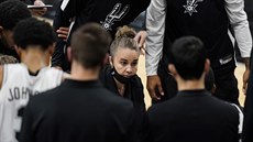 Becky Hammonová vede basketbalisty San Antonia v duelu s LA Lakers. Becky Hammonová vede basketbalisty San Antonia v duelu s LA Lakers.