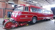 Za zhruba stoletou historii vývoje lehkých motorových vozů jezdily po železnici... Za zhruba stoletou historii vývoje lehkých motorových vozů jezdily po železnici...