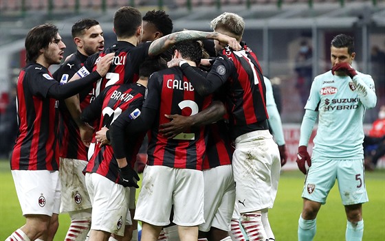Fotbalisté AC Milán oslavují gól do sít FC Turín.