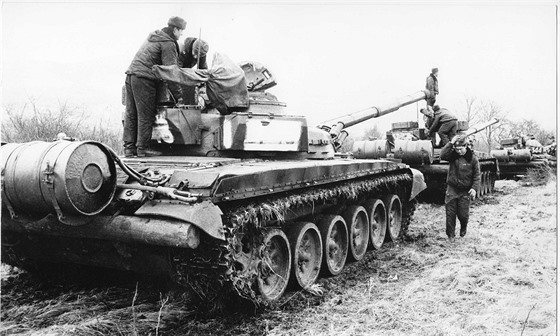 Kolona sovtských tank T-72 v eskoslovensku