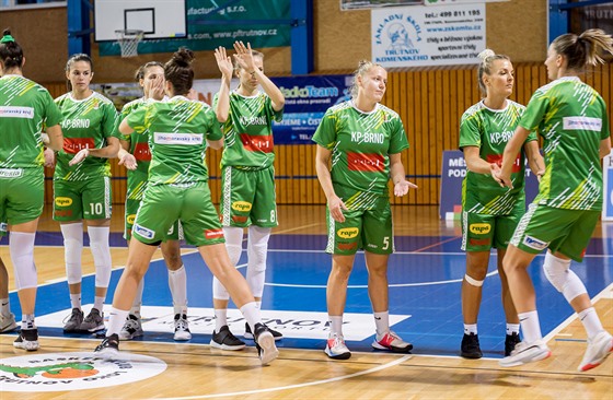 Basketbalistky KP Brno nastupují k utkání.