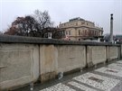 <p>Od úřadu vlády přes Manesův most a Kaprovou ulicí na Staroměstské náměstí vznikla světelná ulička. Ze sklenic a svíček. Provozovatelé chtějí mírnější protiepidemická bezpečnostní opatření na covid-19. Akci pořádal provozovatel restaurace a hotelu Malý <p>Od úřadu vlády přes Manesův most a Kaprovou ulicí na Staroměstské náměstí vznikla světelná ulička. Ze sklenic a svíček. Provozovatelé chtějí mírnější protiepidemická bezpečnostní opatření na covid-19. Akci pořádal provozovatel restaurace a hotelu Malý